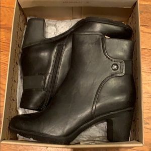 Clark’s heeled boots size 7